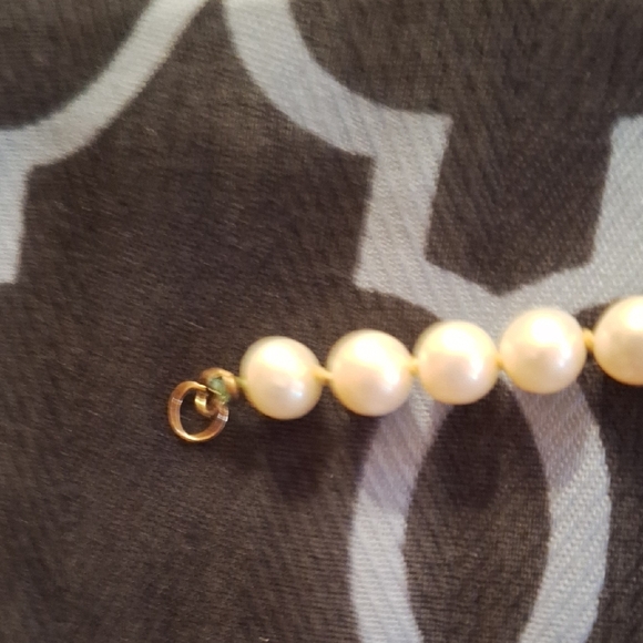 Elegant White Freshwarer Pearl Necklace With 14 Carat Gold Clasp - Picture 7 of 8